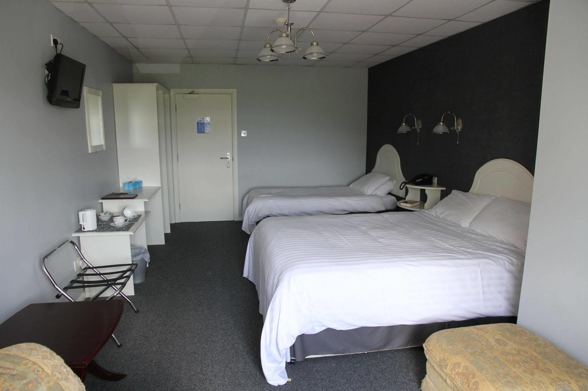 5 Corners Guest Inn Ballyclare Exterior foto